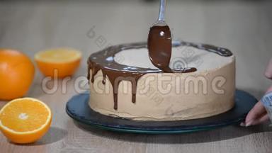 厨师挤压奶油。 <strong>巧克力蛋糕</strong>上的糖霜。 白色<strong>蛋糕</strong>上覆盖着<strong>巧克力</strong>和奶油。 <strong>巧克力蛋糕</strong>装饰。